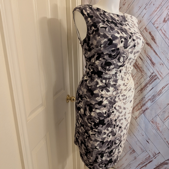 Elegant Floral Print Dress - Picture 2 of 8